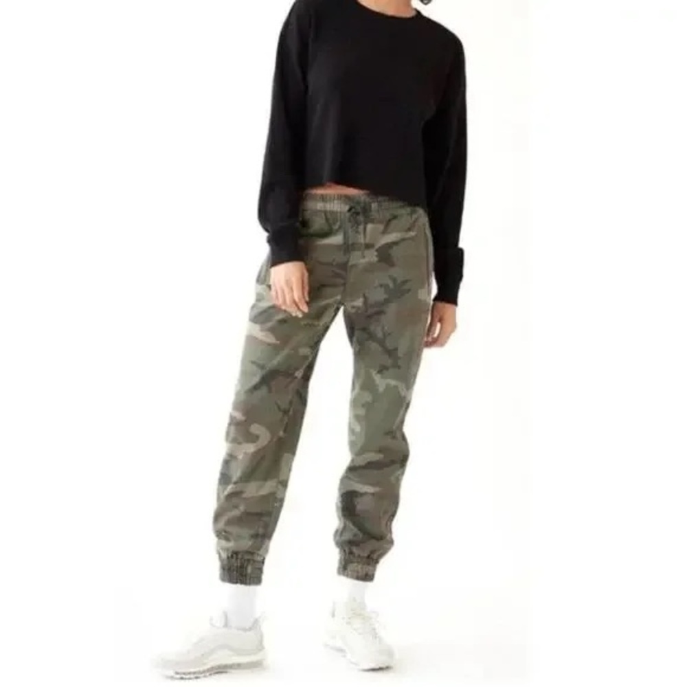 Aritzia Tna Alix Pant High Waisted Elastic Cuff Green Camo Joggers Small